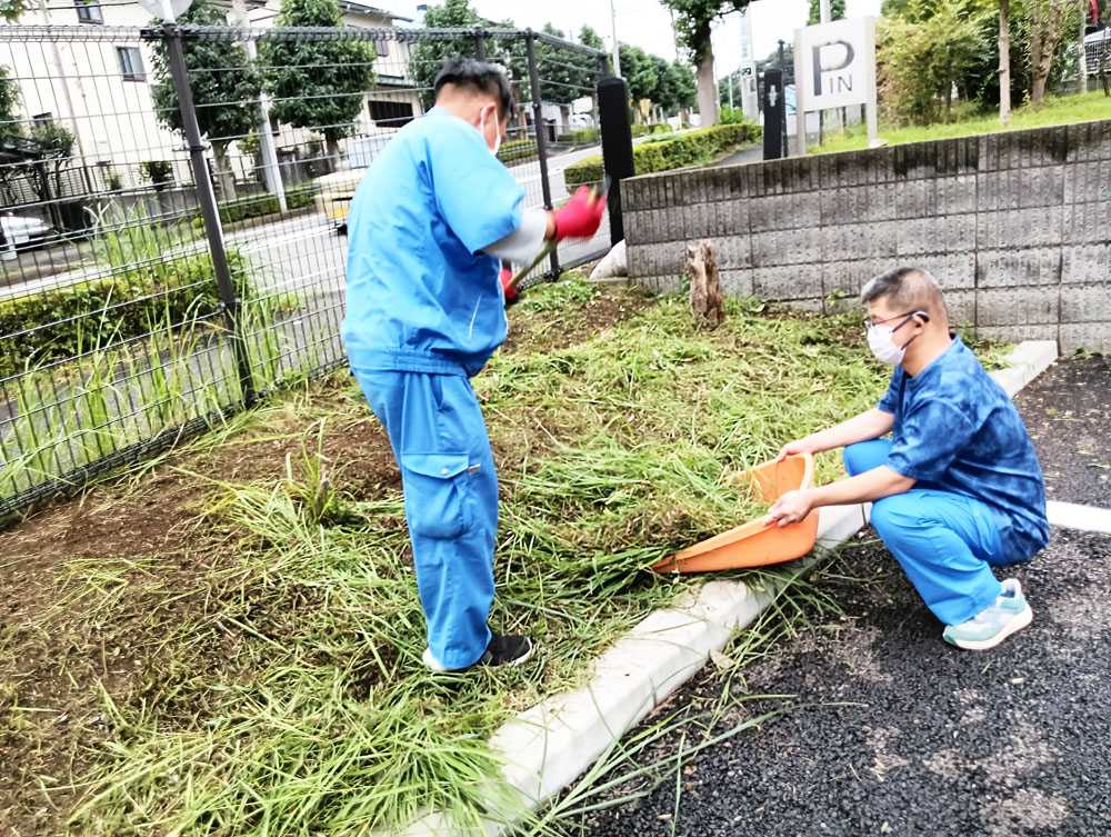 除草作業する利用者さん