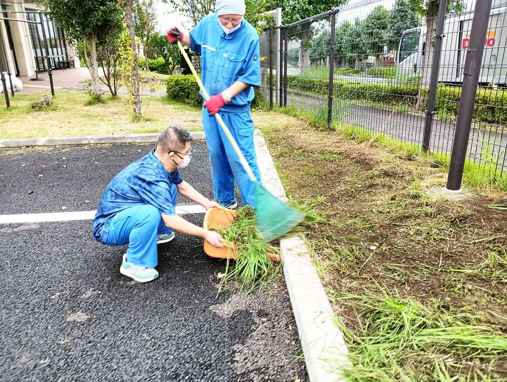 除草作業する利用者さん